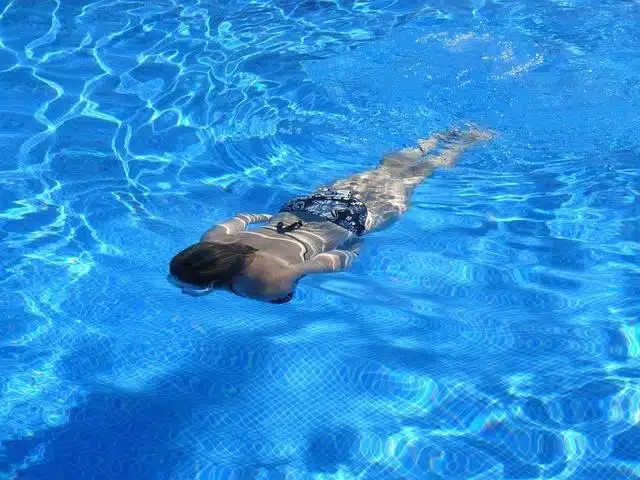 Baignade dans eau de piscine propre