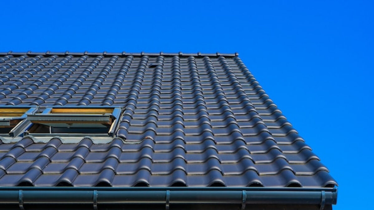 Habillage sous-toiture en PVC : ce qu'il faut savoir avant de se lancer