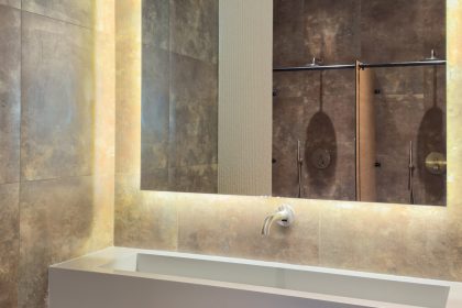 LED de miroir de salle de bain qui clignote ou s'éteint : comment la remplacer soi-même ?