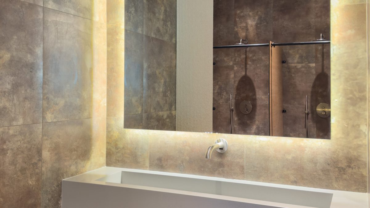 LED de miroir de salle de bain qui clignote ou s'éteint : comment la remplacer soi-même ?