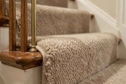 Pose d'une marche en moquette sur un escalier en bois avec tringle laiton et finition soignée