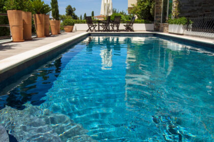 Piscine lagon en béton projeté : l'aménagement extérieur qui fait la différence