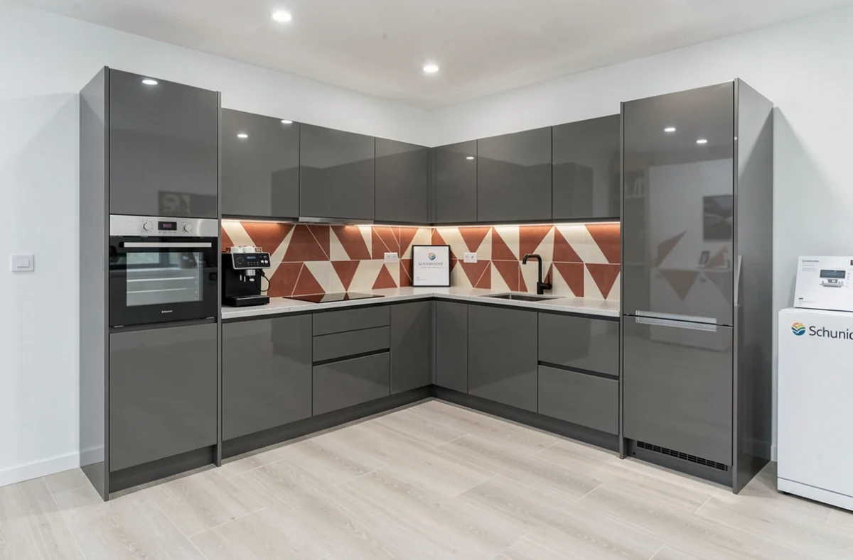 Cuisine Schmidt Nice en graphite brillant avec plan de travail Dekton et crédence en carreaux géométriques terracotta